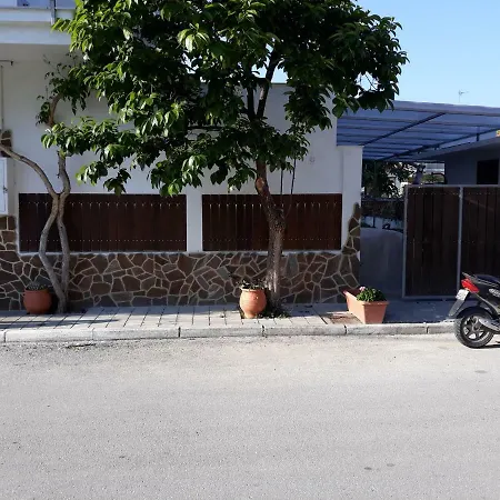 Paralia فندق ني كارفالي